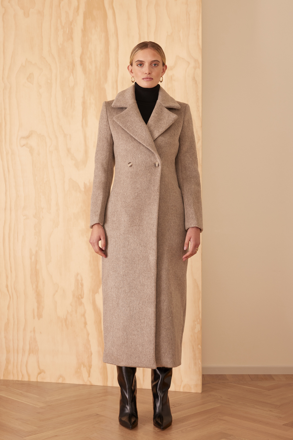 Classic long wool coat with pockets 